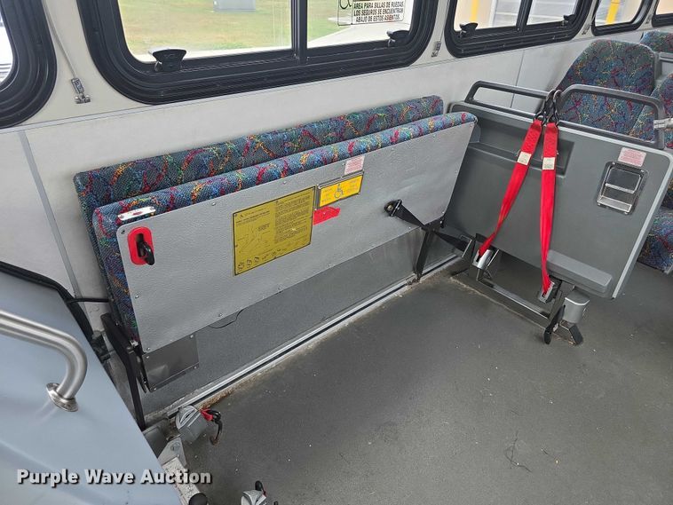 image for item FI0554 2006 Gillig  G29D102N4 shuttle bus