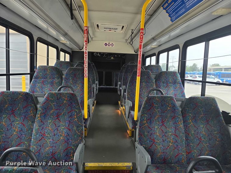 image for item FI0554 2006 Gillig  G29D102N4 shuttle bus