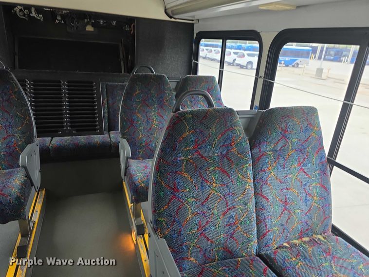 image for item FI0554 2006 Gillig  G29D102N4 shuttle bus