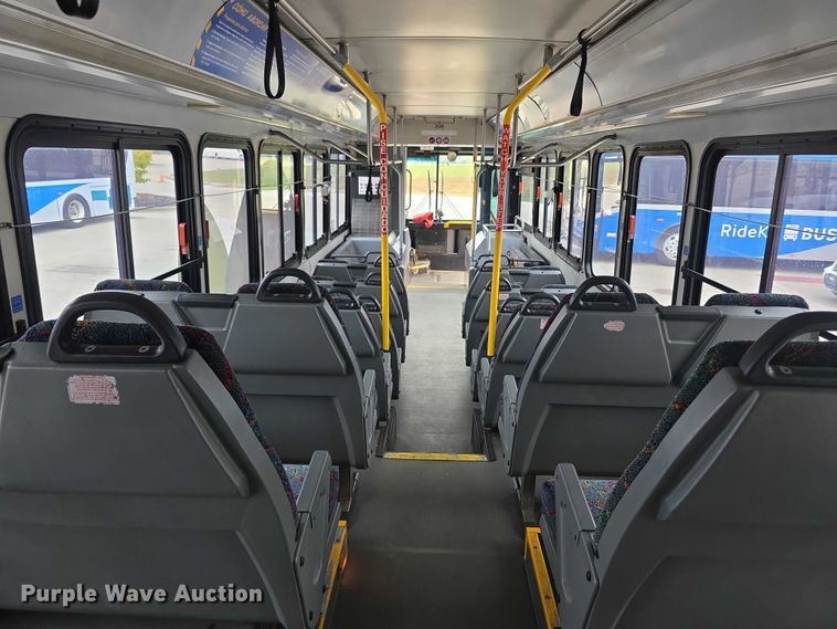 image for item FI0554 2006 Gillig  G29D102N4 shuttle bus