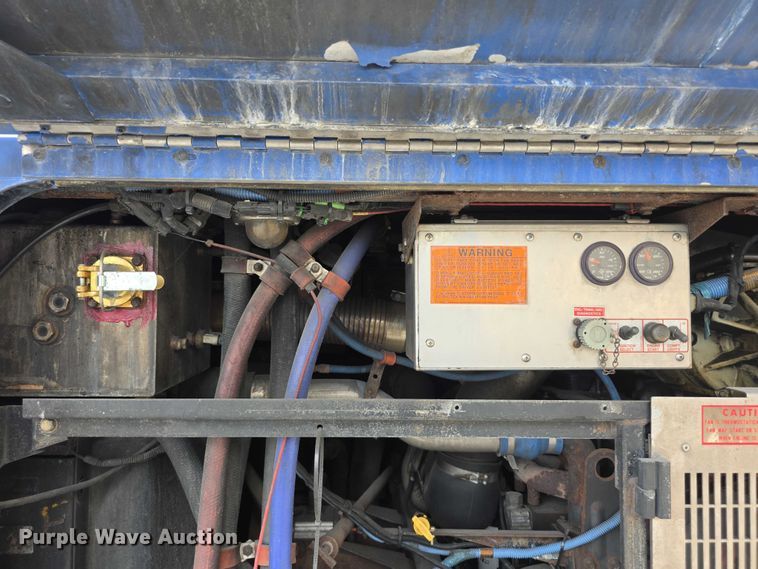 image for item FI0554 2006 Gillig  G29D102N4 shuttle bus