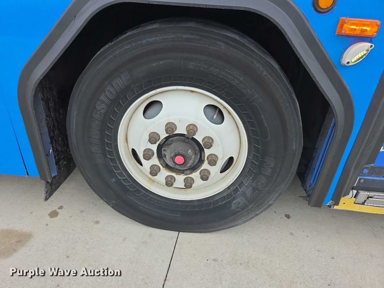 image for item FI0554 2006 Gillig  G29D102N4 shuttle bus