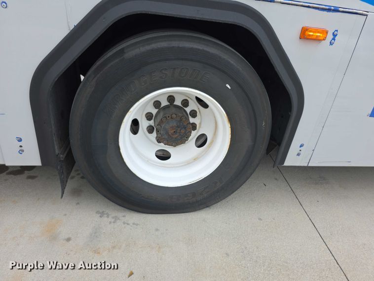 image for item FI0554 2006 Gillig  G29D102N4 shuttle bus