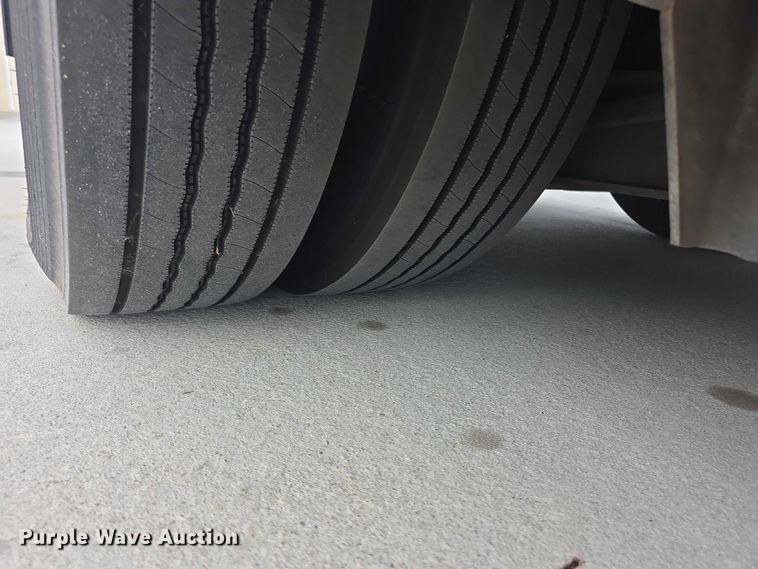 image for item FI0554 2006 Gillig  G29D102N4 shuttle bus