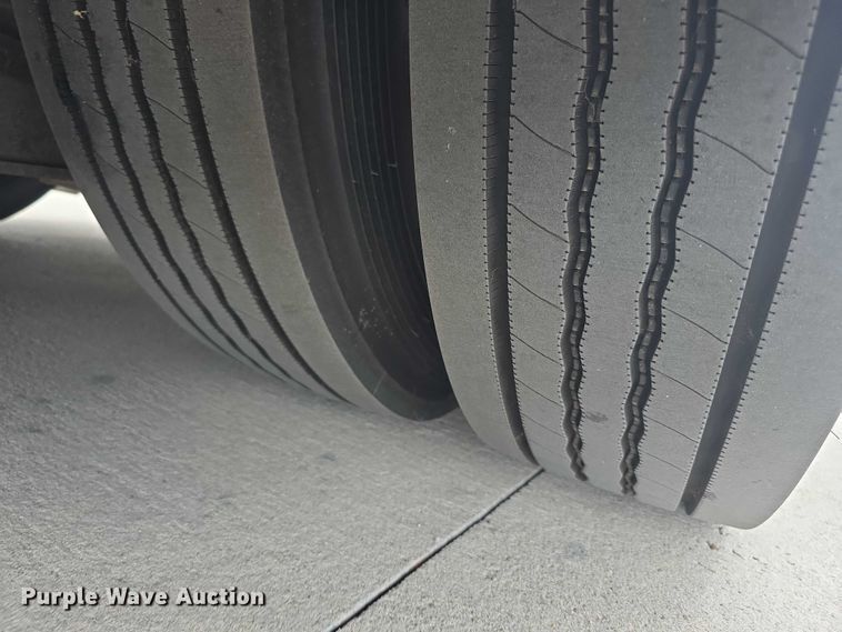 image for item FI0554 2006 Gillig  G29D102N4 shuttle bus