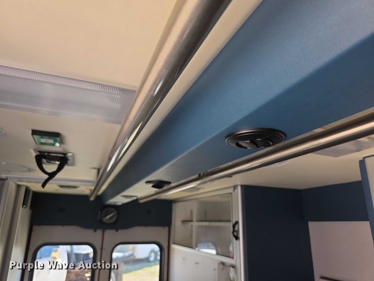 image for item FI0563 2009 Chevrolet Express 4500 ambulance