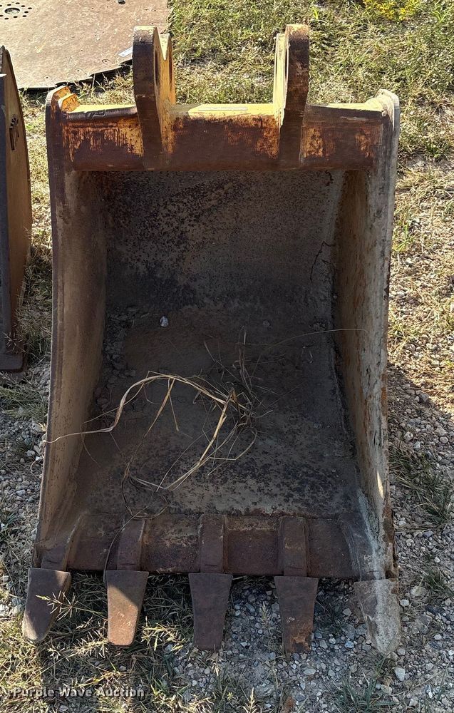 image for item IE9195 John Deere AT192015 backhoe bucket