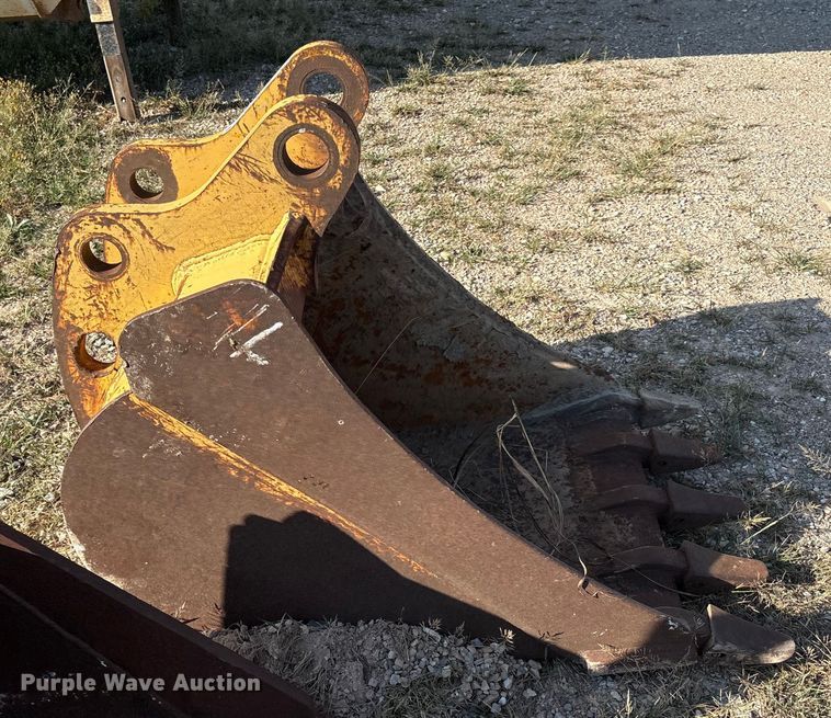 image for item IE9195 John Deere AT192015 backhoe bucket