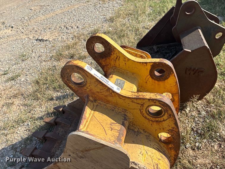 image for item IE9195 John Deere AT192015 backhoe bucket