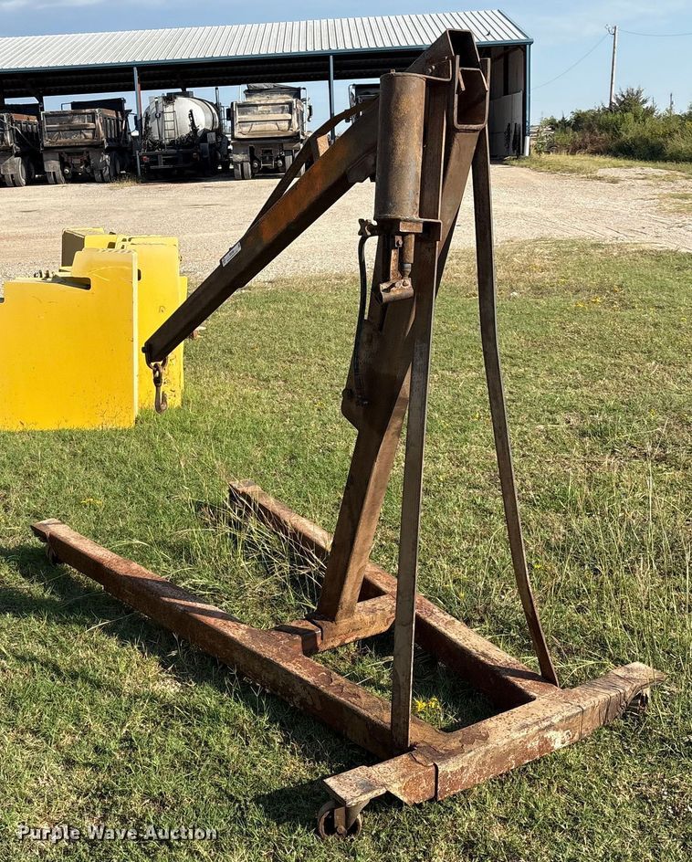 image for item IE9199 Automotive engine hoist