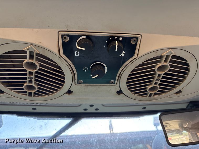 image for item IE9232 John Deere 6615 tractor