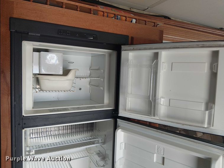 image for item DJ7827 2007 Gulf Stream 8390 Crescendo RV