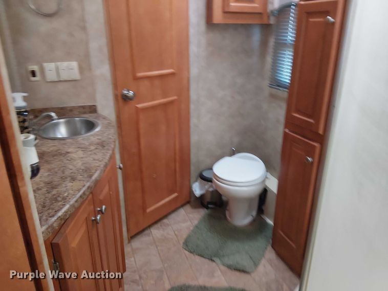 image for item DJ7827 2007 Gulf Stream 8390 Crescendo RV