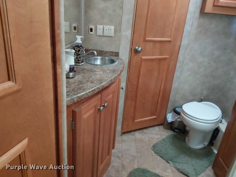 image for item DJ7827 2007 Gulf Stream 8390 Crescendo RV