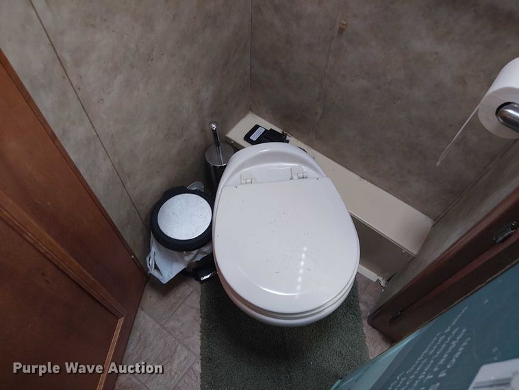 image for item DJ7827 2007 Gulf Stream 8390 Crescendo RV