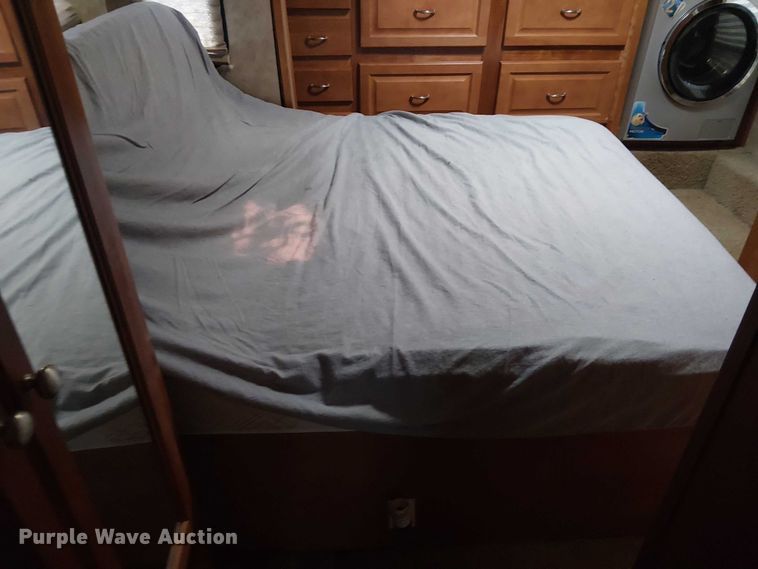 image for item DJ7827 2007 Gulf Stream 8390 Crescendo RV