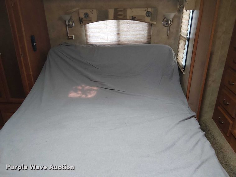 image for item DJ7827 2007 Gulf Stream 8390 Crescendo RV