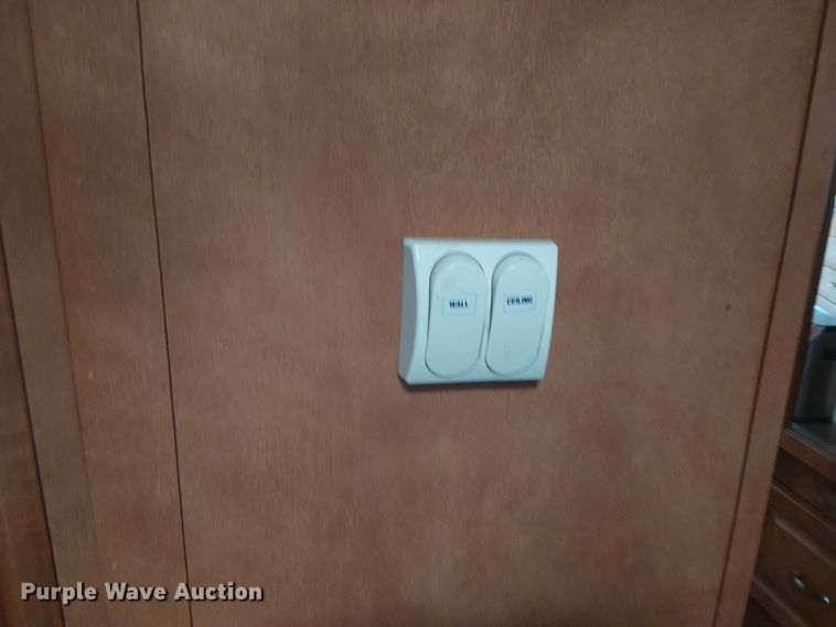 image for item DJ7827 2007 Gulf Stream 8390 Crescendo RV