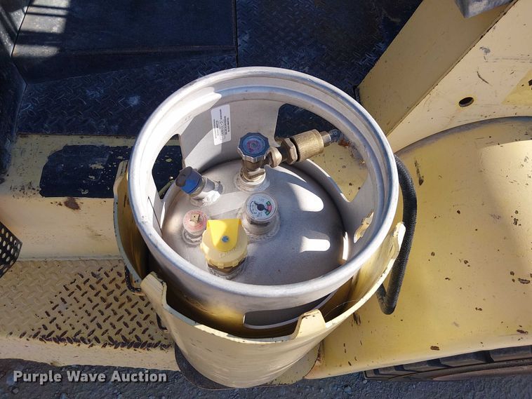 image for item DJ7830 2000 Hyster H135XL forklift