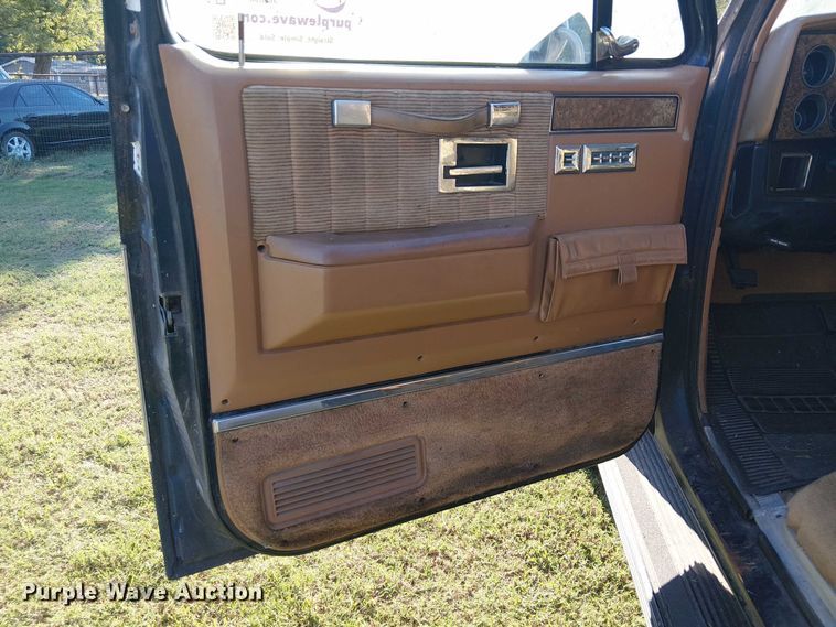 image for item DJ7850 1989 Chevrolet Suburban SUV