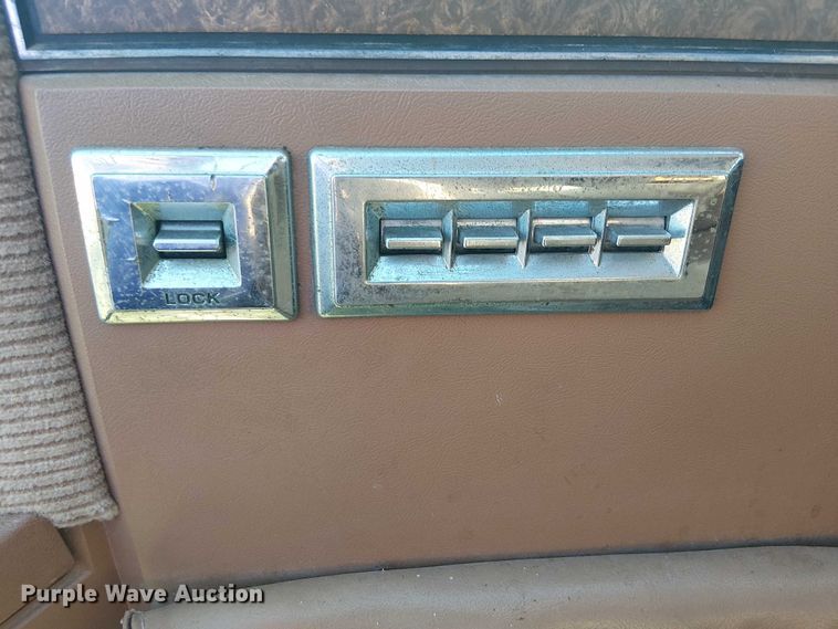 image for item DJ7850 1989 Chevrolet Suburban SUV