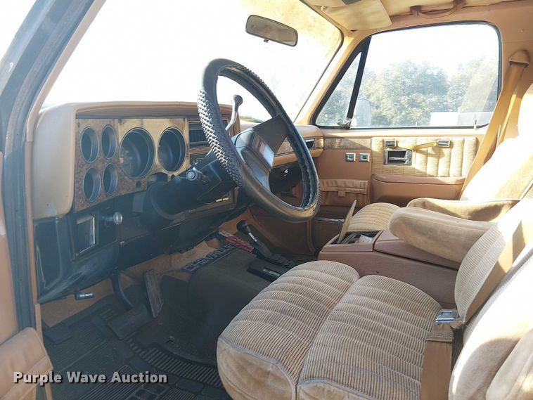 image for item DJ7850 1989 Chevrolet Suburban SUV