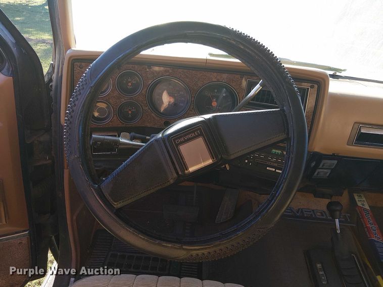 image for item DJ7850 1989 Chevrolet Suburban SUV