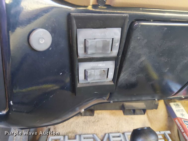 image for item DJ7850 1989 Chevrolet Suburban SUV