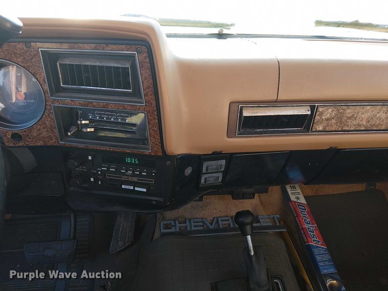 image for item DJ7850 1989 Chevrolet Suburban SUV