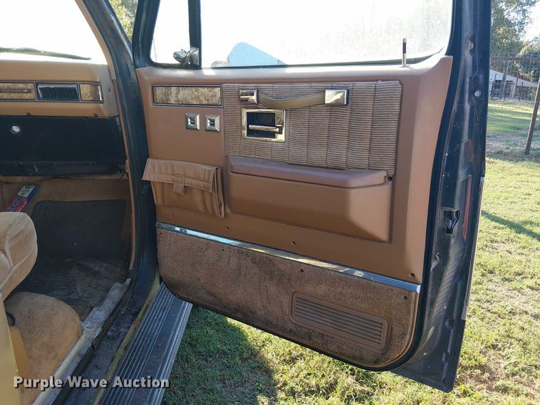 image for item DJ7850 1989 Chevrolet Suburban SUV