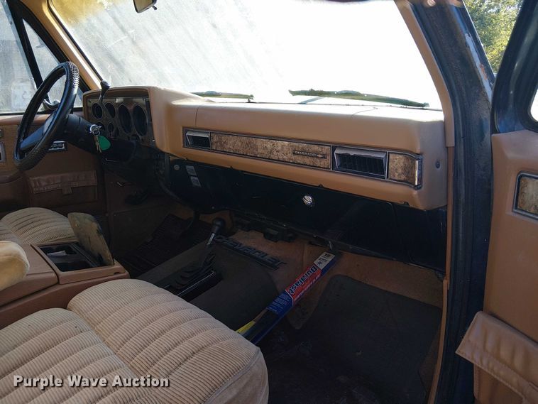 image for item DJ7850 1989 Chevrolet Suburban SUV