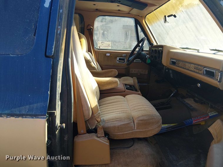 image for item DJ7850 1989 Chevrolet Suburban SUV