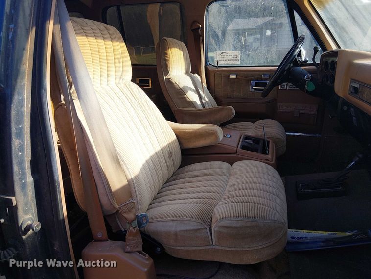 image for item DJ7850 1989 Chevrolet Suburban SUV