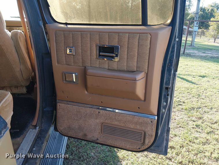 image for item DJ7850 1989 Chevrolet Suburban SUV