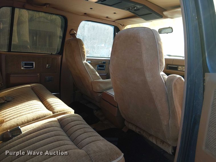 image for item DJ7850 1989 Chevrolet Suburban SUV