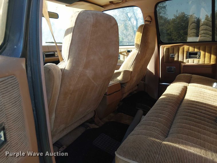 image for item DJ7850 1989 Chevrolet Suburban SUV