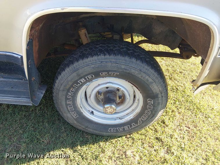 image for item DJ7850 1989 Chevrolet Suburban SUV