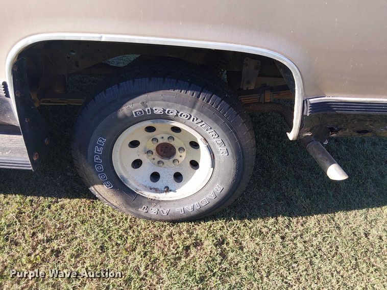 image for item DJ7850 1989 Chevrolet Suburban SUV