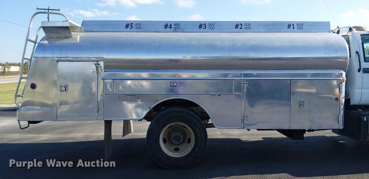 image for item DJ7856 2000 GMC C7500 fuel truck