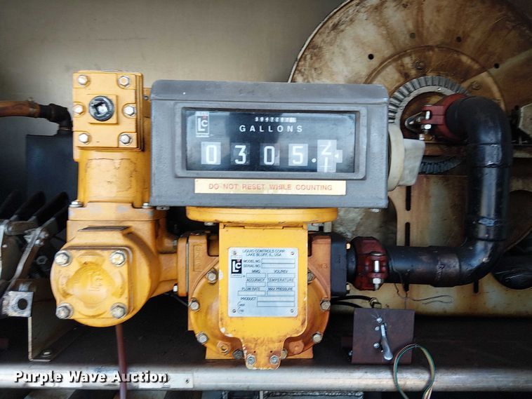 image for item DJ7856 2000 GMC C7500 fuel truck