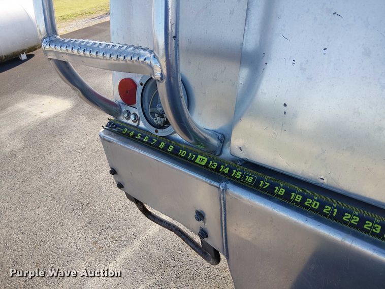 image for item DJ7856 2000 GMC C7500 fuel truck