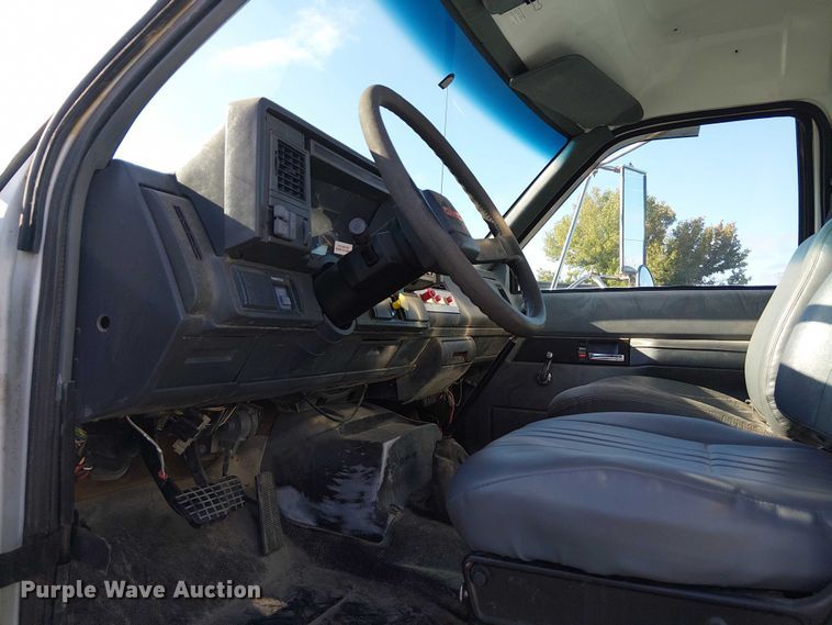 image for item DJ7856 2000 GMC C7500 fuel truck