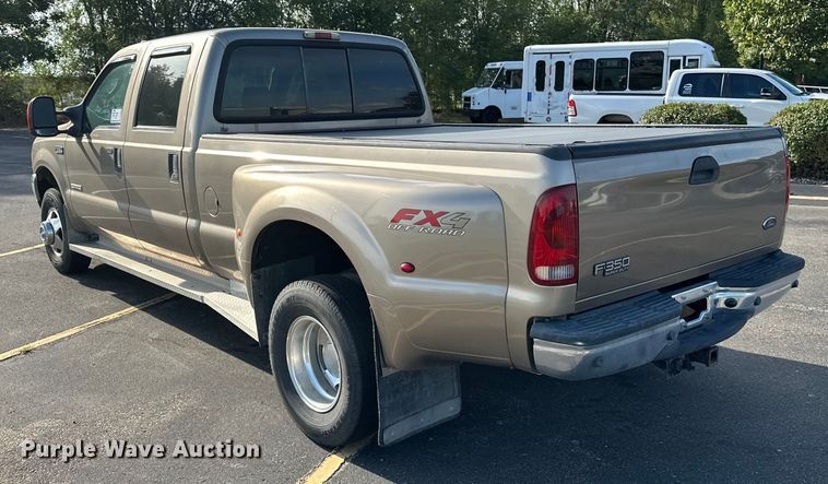 image for item DP8862 2004 Ford F350 Super Duty Lariat Crew Cab pickup truck