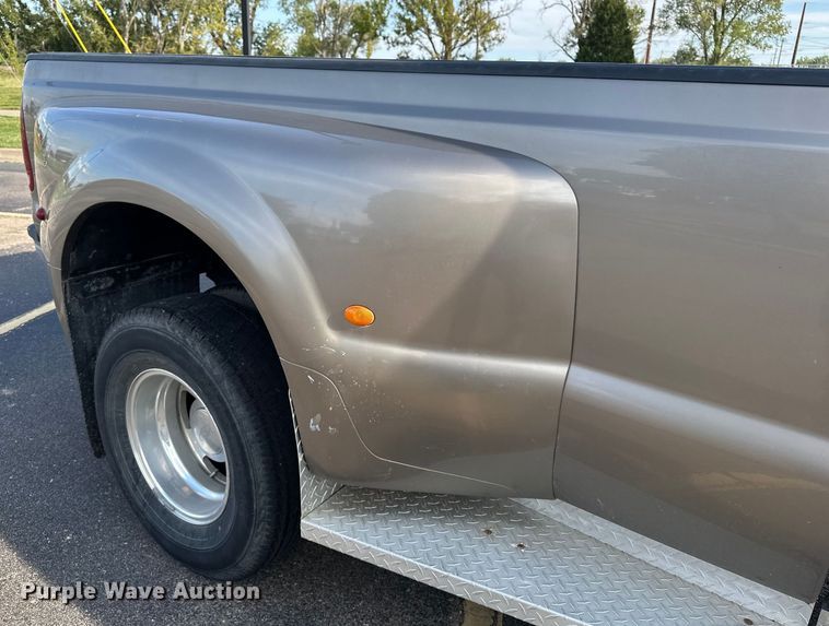 image for item DP8862 2004 Ford F350 Super Duty Lariat Crew Cab pickup truck