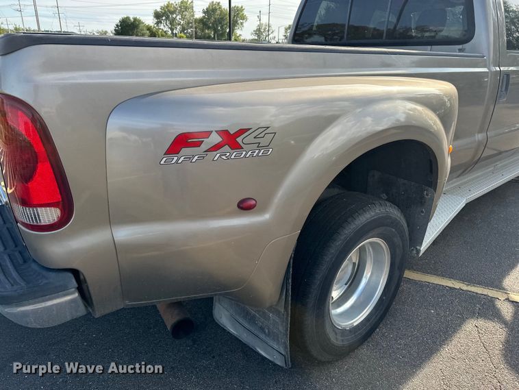 image for item DP8862 2004 Ford F350 Super Duty Lariat Crew Cab pickup truck