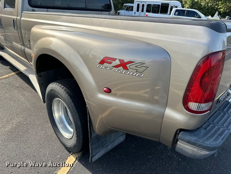 image for item DP8862 2004 Ford F350 Super Duty Lariat Crew Cab pickup truck