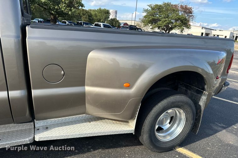 image for item DP8862 2004 Ford F350 Super Duty Lariat Crew Cab pickup truck