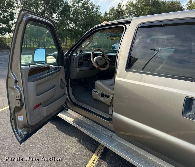 image for item DP8862 2004 Ford F350 Super Duty Lariat Crew Cab pickup truck