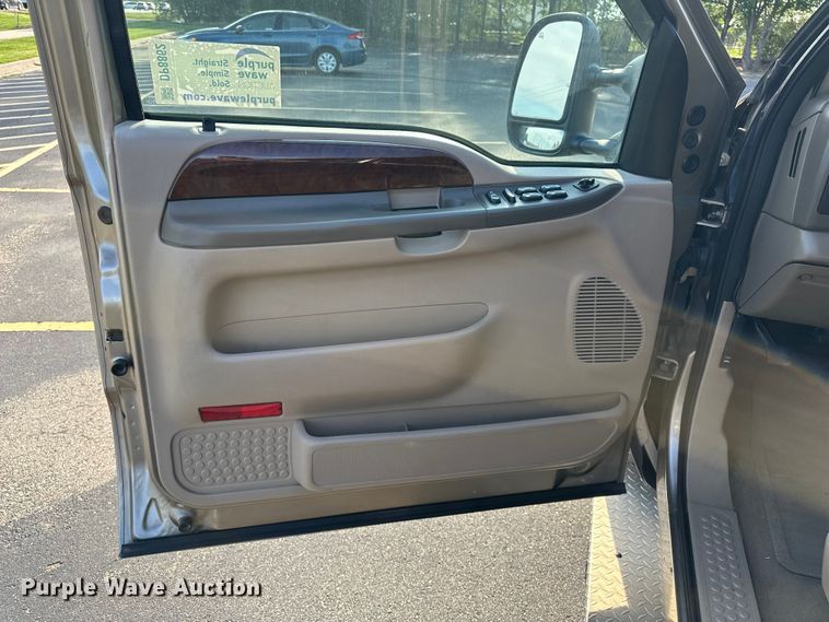 image for item DP8862 2004 Ford F350 Super Duty Lariat Crew Cab pickup truck