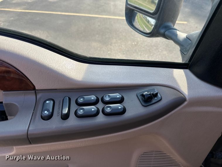 image for item DP8862 2004 Ford F350 Super Duty Lariat Crew Cab pickup truck